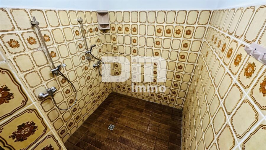 (R)eserviert!Imposante Tennishalle/ Komplex mit Gastronomie und Wohneinheit - Duschen EG